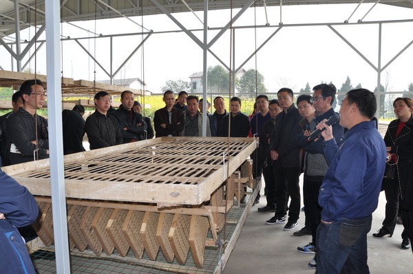 圖二 參觀工廠化養(yǎng)蠶_調(diào)整大小.JPG